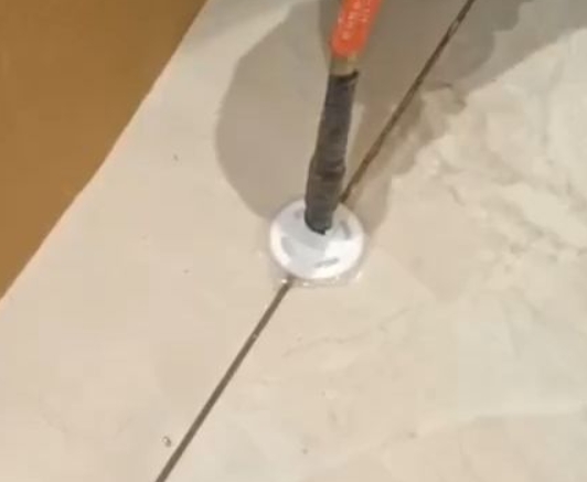 于都瓷砖空鼓维修公司专业解答瓷砖在铺贴过程中，如果没有涂抹均匀到位的粘结材料（如水泥砂浆或瓷砖胶），可能会导致以下问题